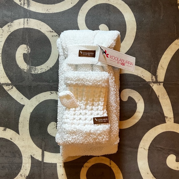 UGG Kookaburra White Scarf & Mittens Set - NWT - Picture 3 of 4